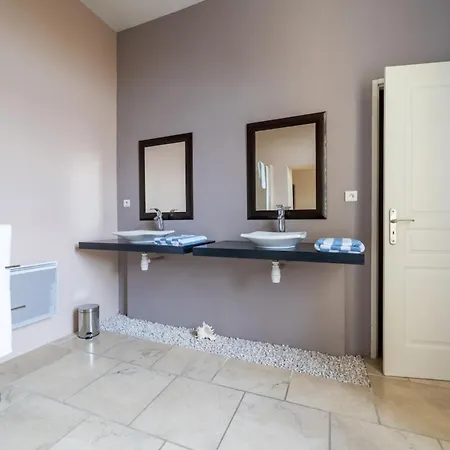 66c3 Historic Chateau Picasso Private For 4 Daire